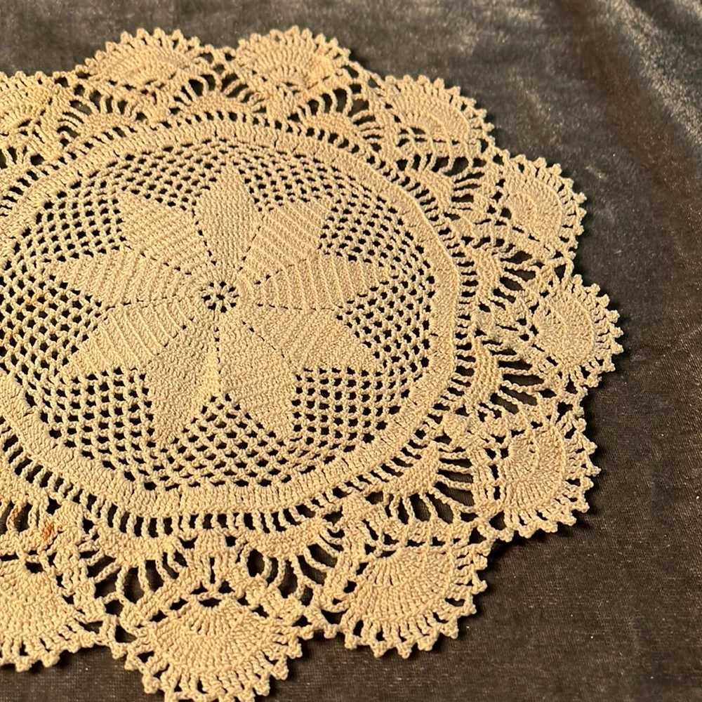 VTG Doily - Picture 3 of 4